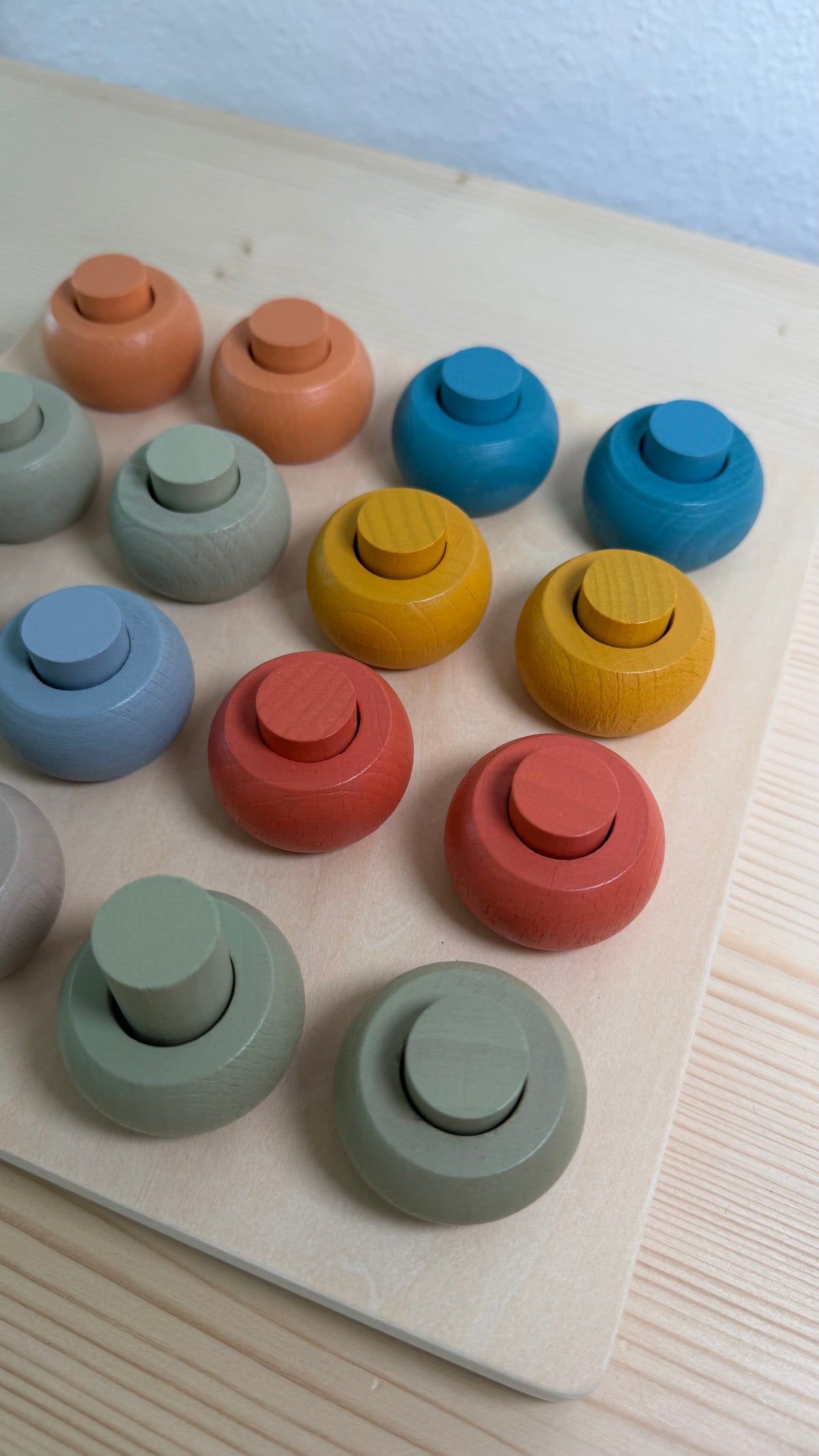 Farben greifen, Türme bauen, gemeinsam spielen – Farb-Steckset