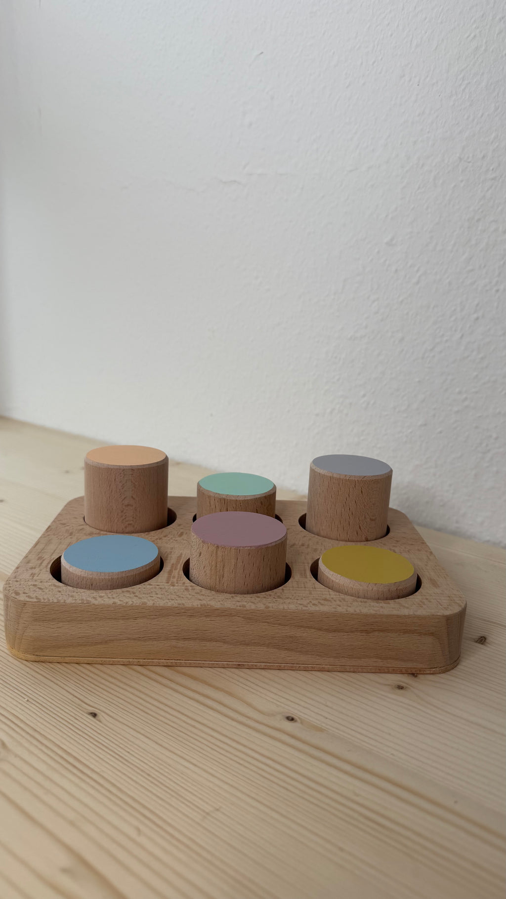 Farben Steckspiel aus Holz – Sortieren, Stecken & Entdecken