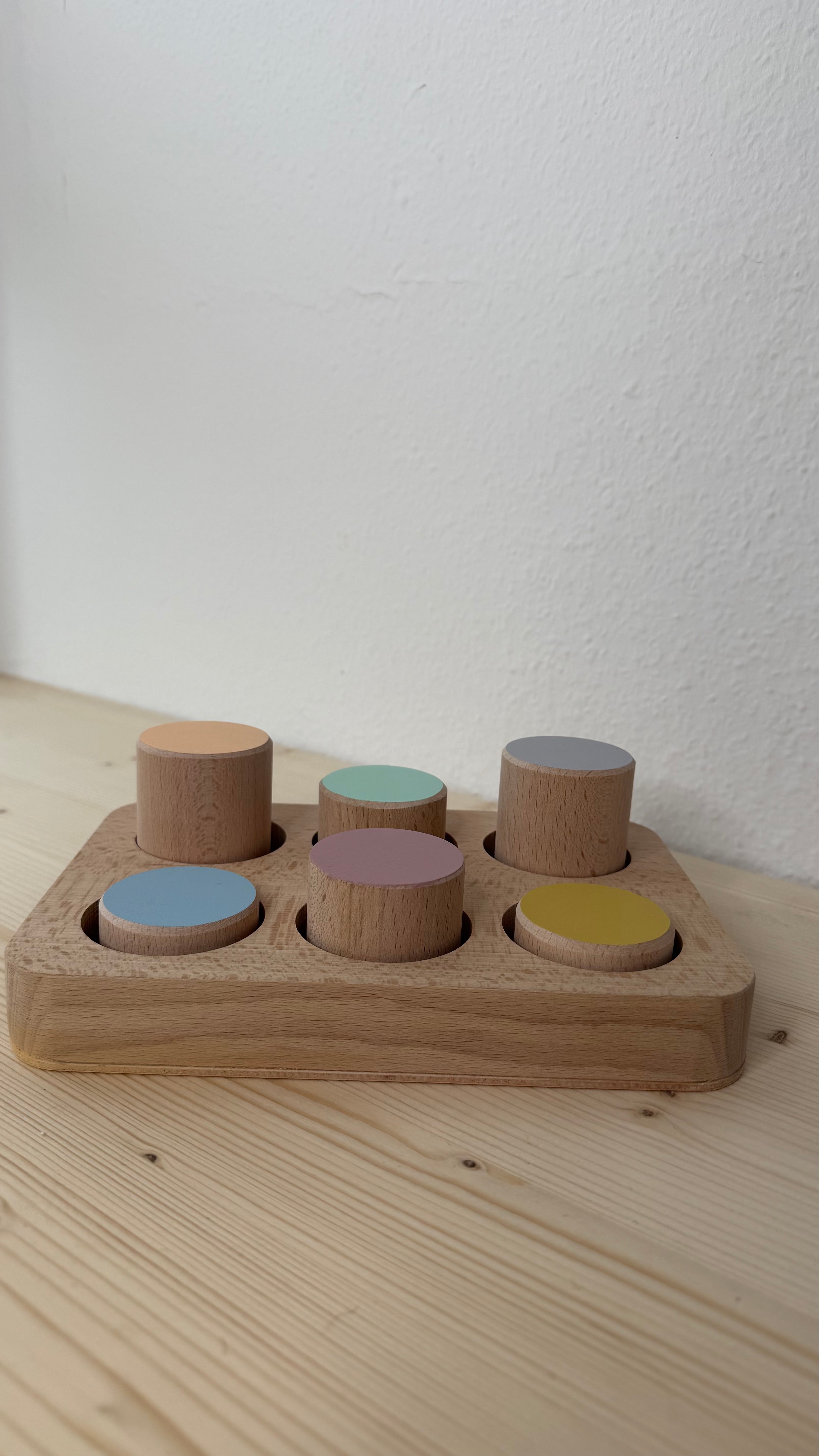 Farben Steckspiel aus Holz – Sortieren, Stecken & Entdecken