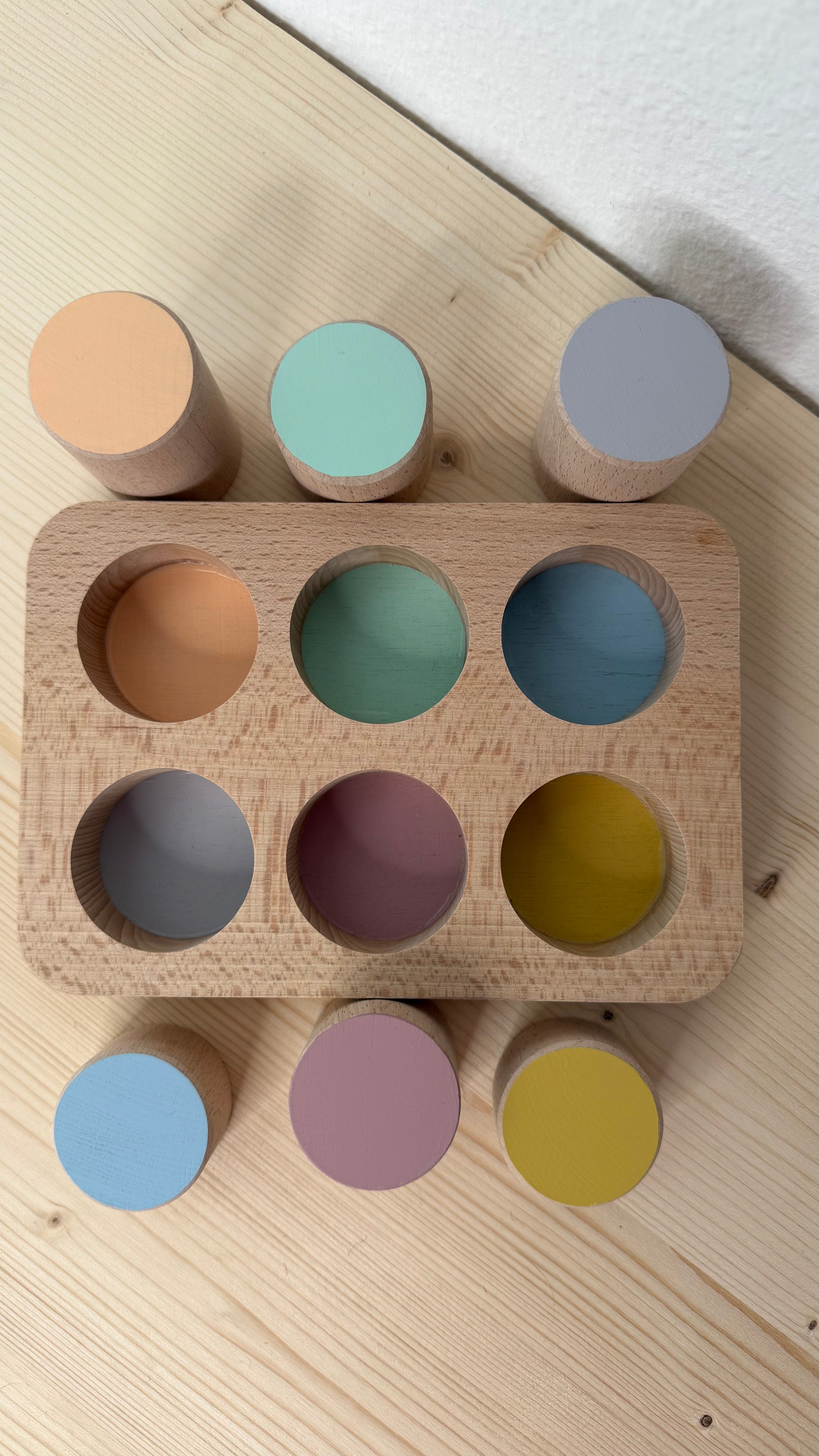 Farben Steckspiel aus Holz – Sortieren, Stecken & Entdecken