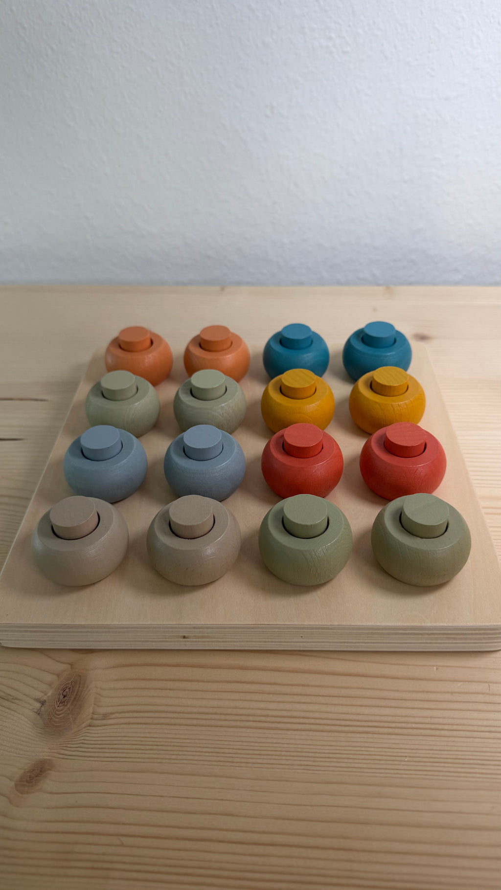 Farben greifen, Türme bauen, gemeinsam spielen – Farb-Steckset