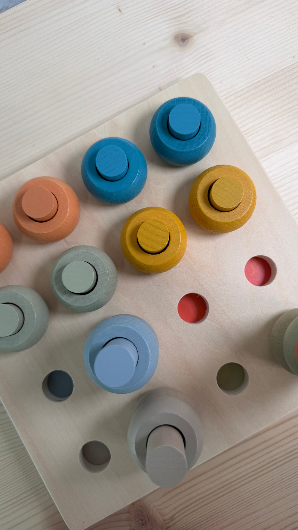 Farben greifen, Türme bauen, gemeinsam spielen – Farb-Steckset