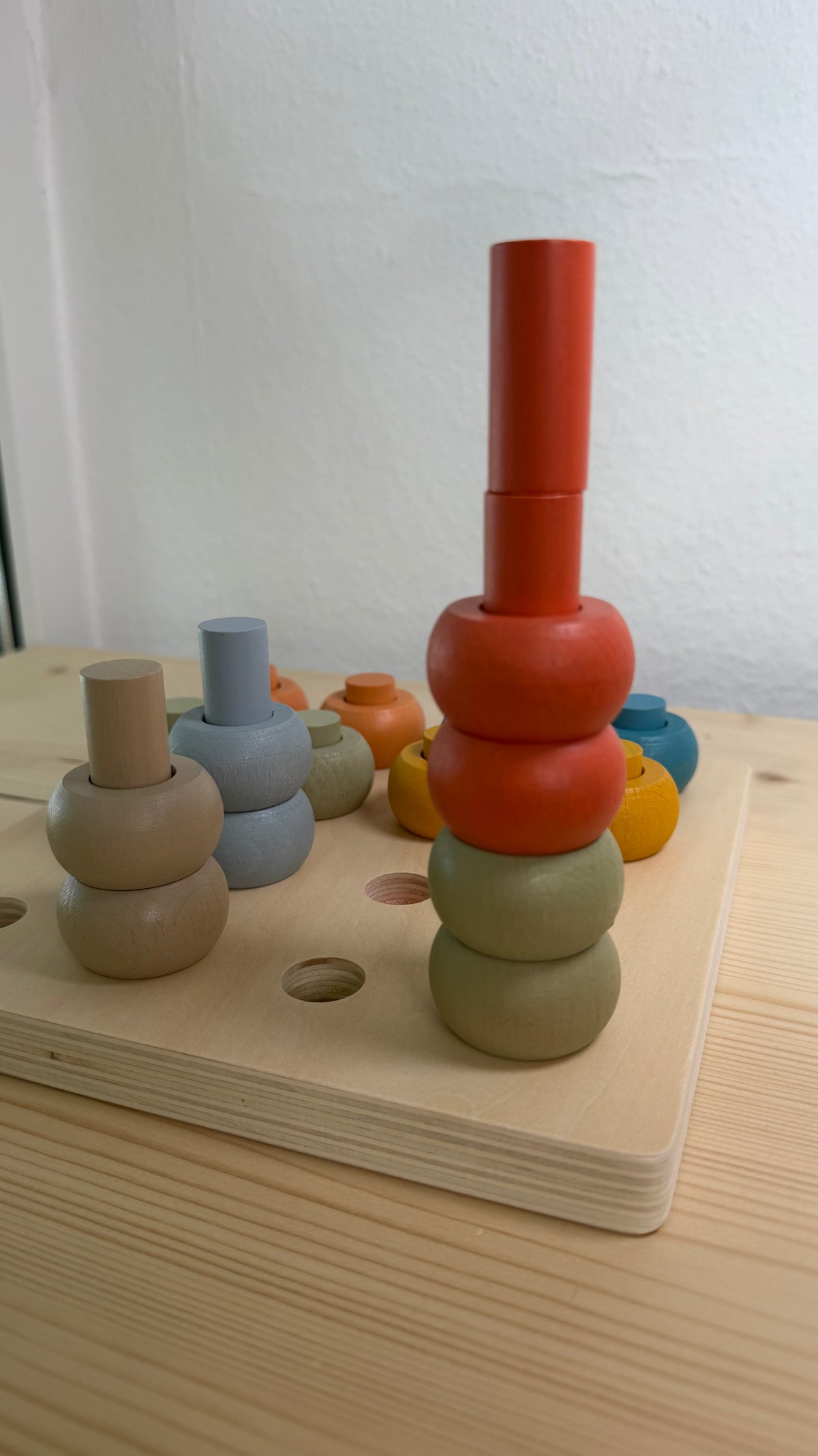 Farben greifen, Türme bauen, gemeinsam spielen – Farb-Steckset