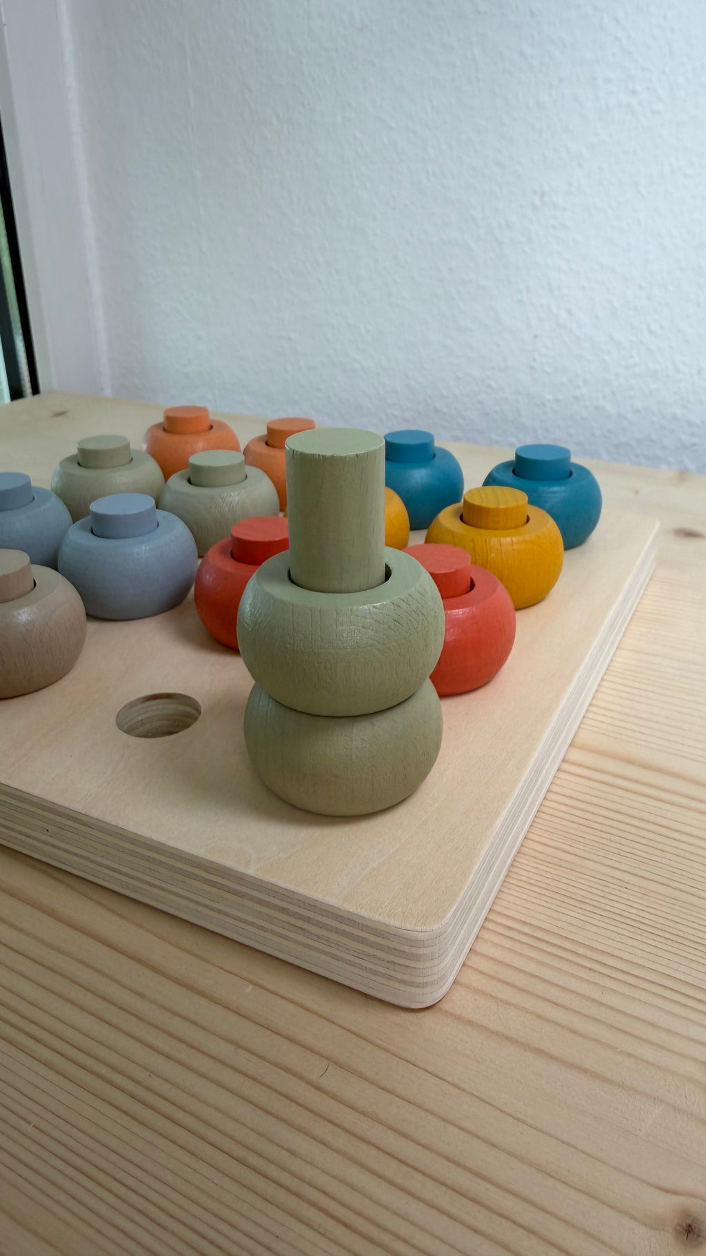Farben greifen, Türme bauen, gemeinsam spielen – Farb-Steckset