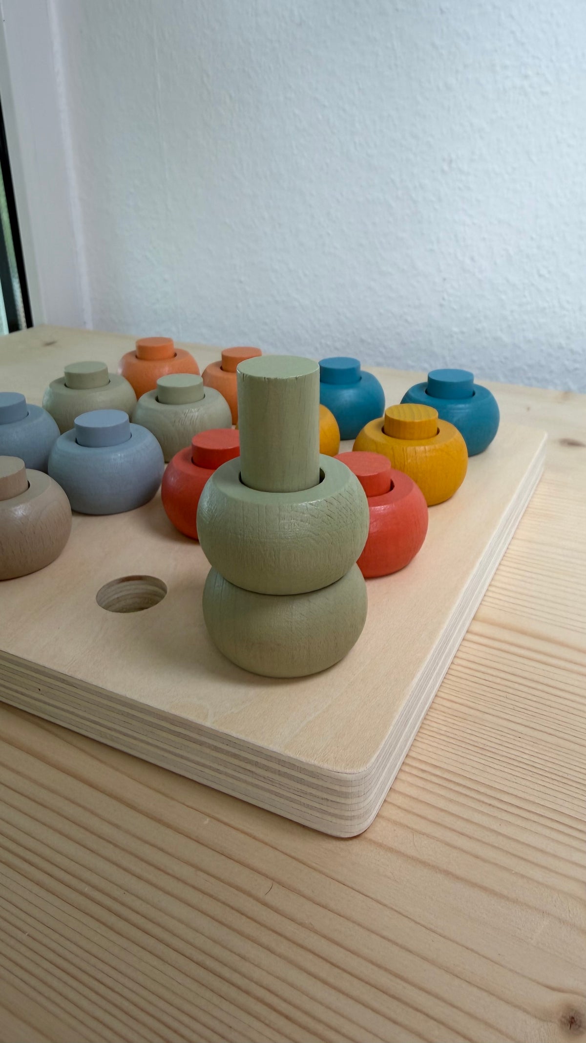 Farben greifen, Türme bauen, gemeinsam spielen – Farb-Steckset