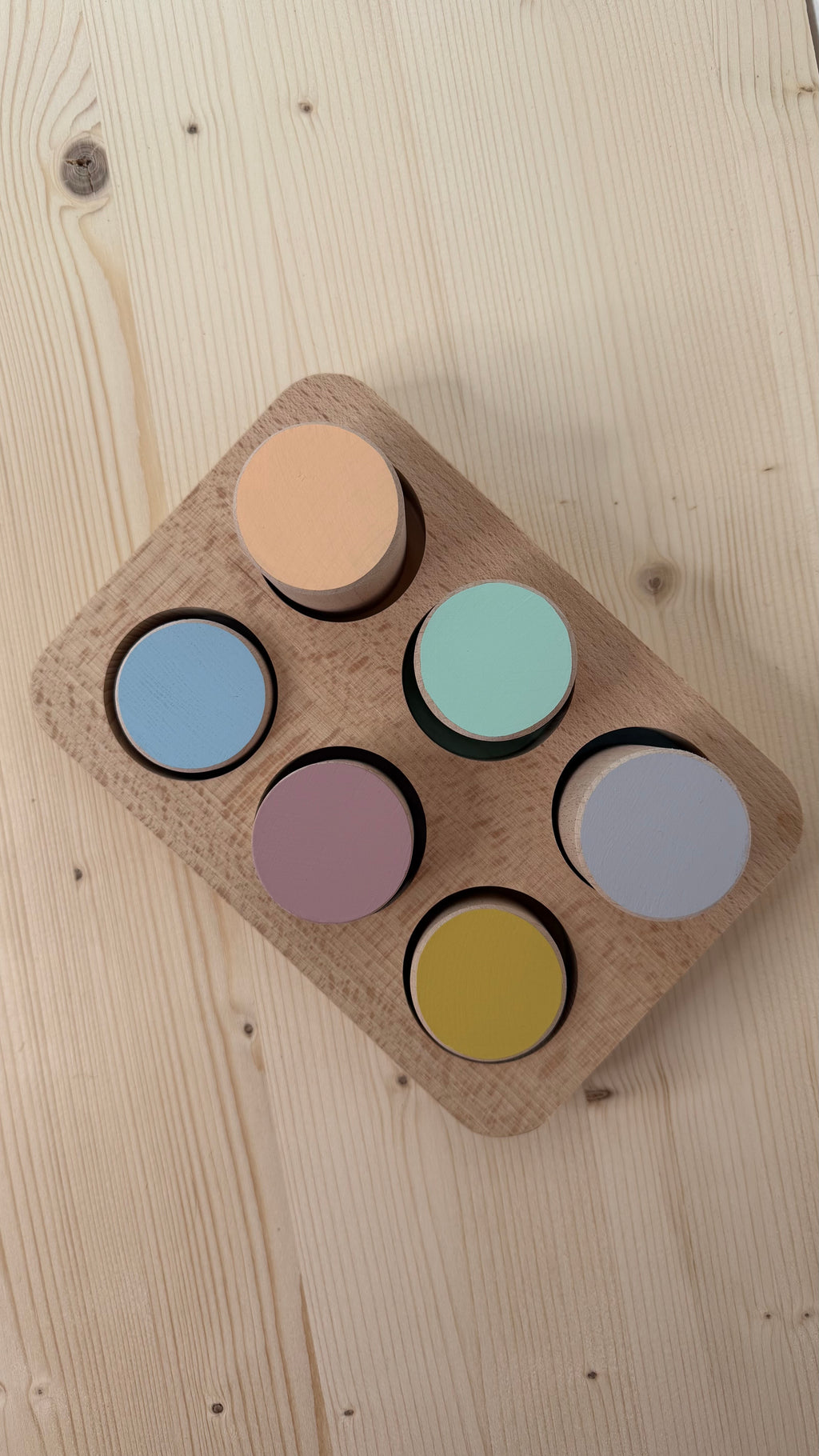 Farben Steckspiel aus Holz – Sortieren, Stecken & Entdecken