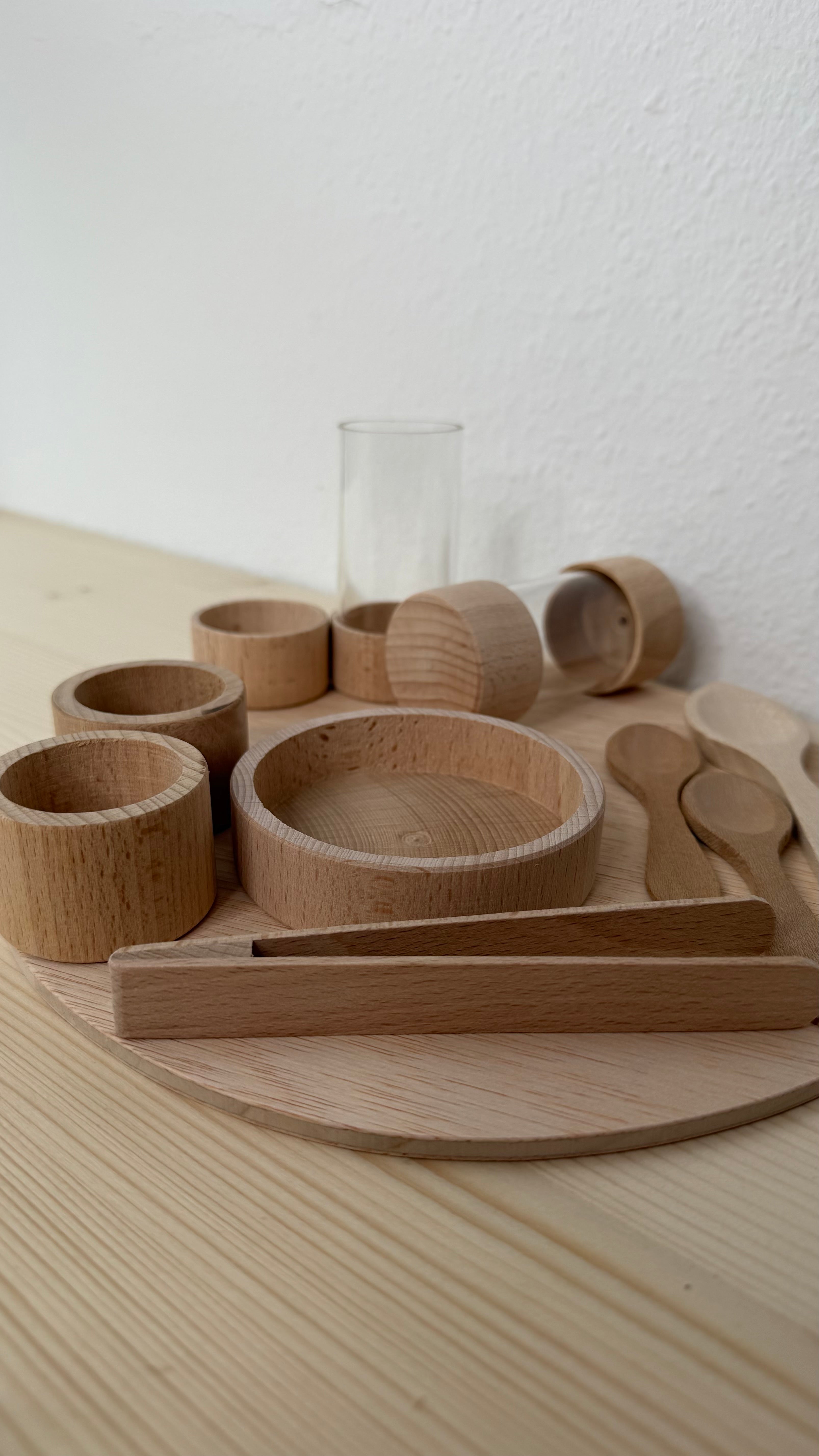 Entdecker-Tablett – Schöpfen, Sortieren & erstes Forschen